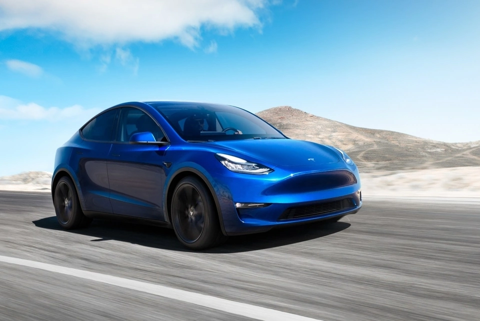 Tesla Model Y на українській дорозі, сучасний електромобіль із великим запасом ходу та передовими технологіями.