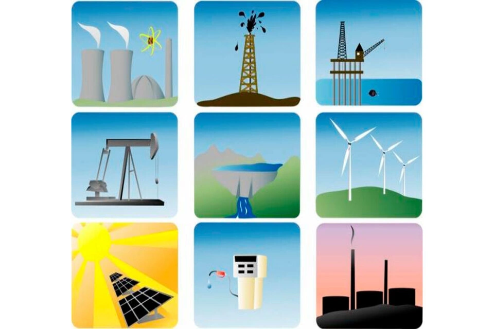 Сучасний будинок із сонячними панелями на даху та тепловим насосом — приклад використання альтернативних джерел енергії для економії та енергонезалежності в Україні.