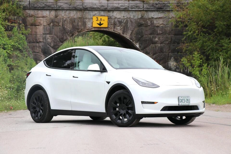 Tesla Model Y після трьох років користування та 36 000 км пробігу — огляд стану батареї, салону, кузова та досвіду експлуатації електромобіля.