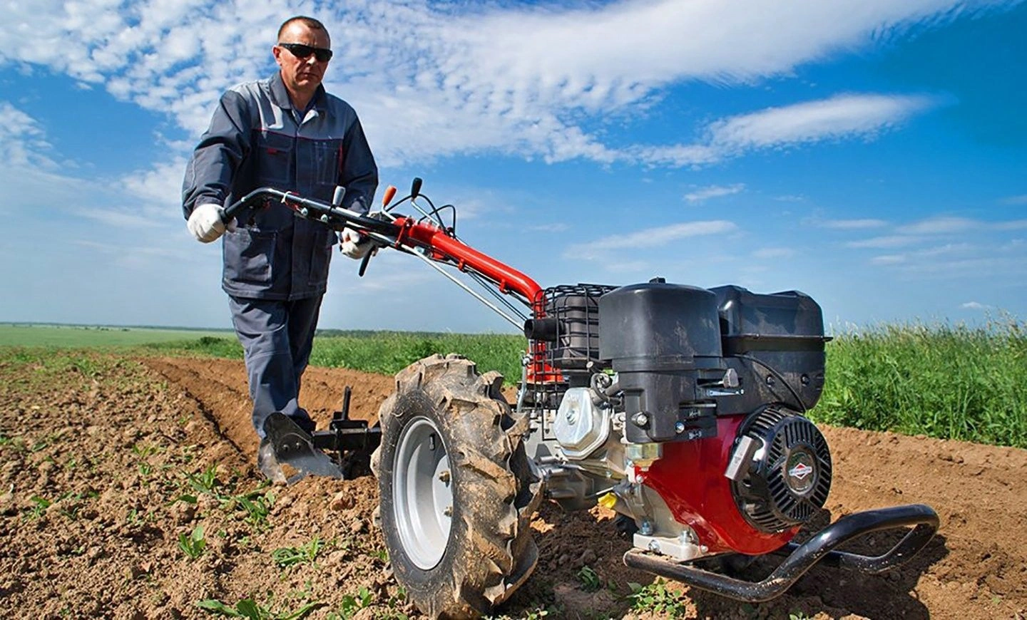 Мотоблок для обробки ґрунту на присадибній ділянці, універсальна техніка для дому та бізнесу.