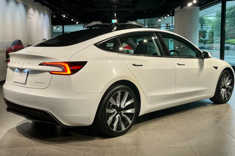 Tesla Model 3 Long Range на вулицях Києва — електромобіль з великим запасом ходу.