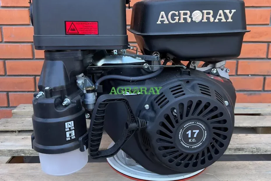 Дизельний двигун для сільськогосподарської техніки на фоні поля — потужний мотор, встановлений на тракторі, демонструє сучасні можливості аграрної техніки.