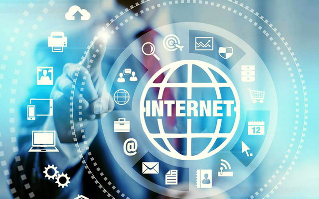 SEO-спеціаліст кластеризує ключові слова в Google Sheets.