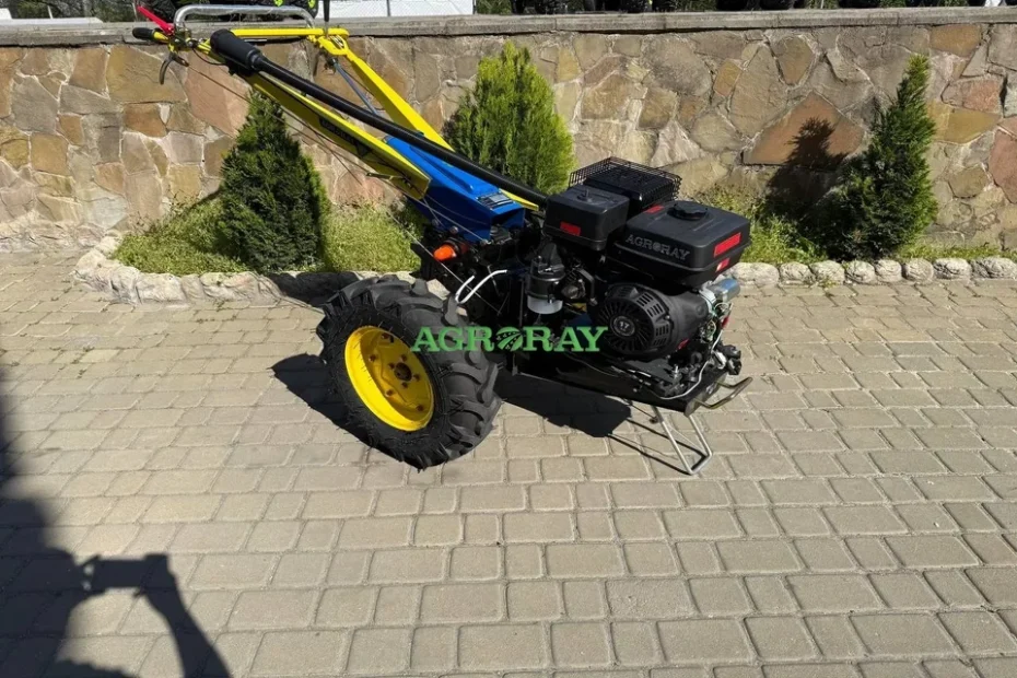 Мотоблок у роботі на городі — фермер керує сучасною технікою, що розпушує ґрунт; яскраве сонце, доглянуте поле, відчуття сили та ефективності.