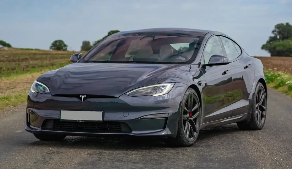 Tesla Model S — інноваційний електромобіль, що випереджає авто з двигунами внутрішнього згоряння та китайські аналоги.