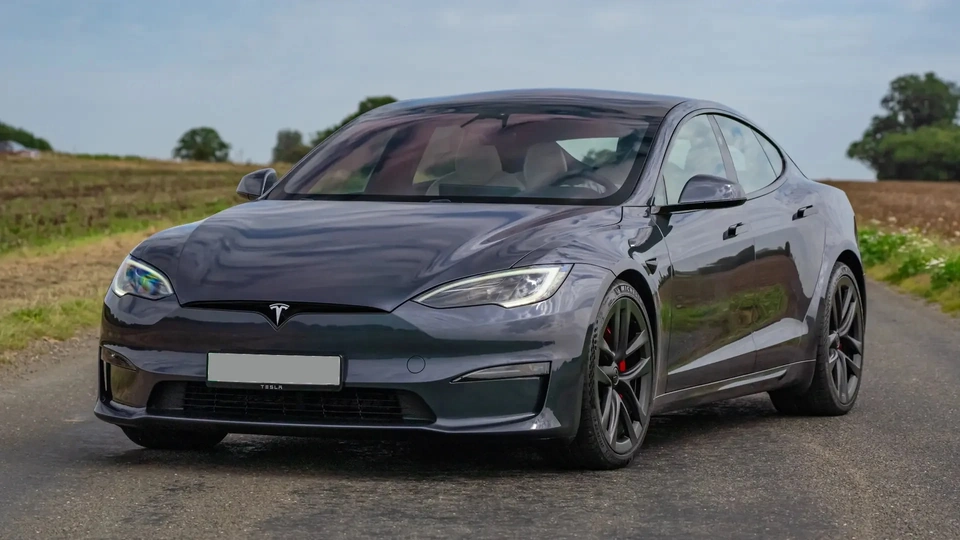 Tesla Model S — інноваційний електромобіль, що випереджає авто з двигунами внутрішнього згоряння та китайські аналоги.